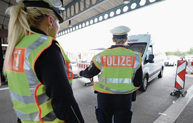 Deutsche Polizistinnen am Grenzübergang in Weil am Rhein. (Bild: PATRICK SEEGER (EPA DPA))