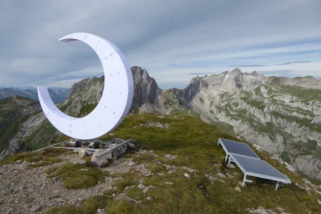 Auf dem Gipfel der Freiheit im Alpstein hat ein Künstler einen leuchtenden Halbmond aufgestellt. (Bild: hikr.org)
