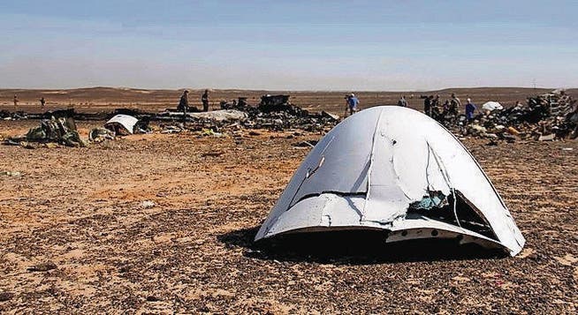 Trümmerteile des abgestürzten russischen Airbus in der Wüste Sinai. (Bild: ap)