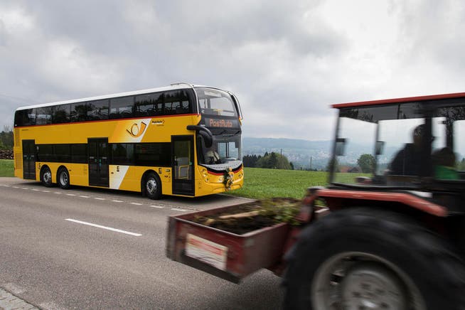 Blick auf den ersten gelben Doppelstöcker-Bus aus Grossbritannien von PostAuto in Engelburg. (Bild: GIAN EHRENZELLER (KEYSTONE))