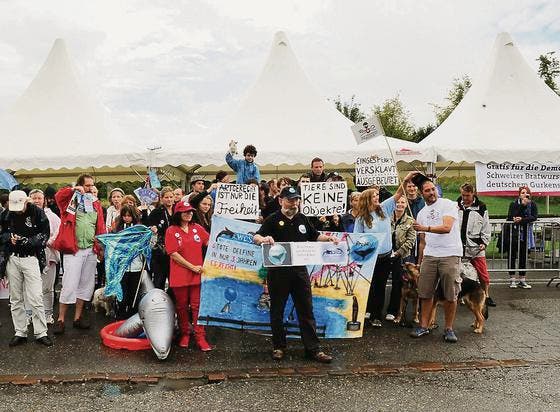Etwa 50 Tierschützer demonstrierten vor dem Connyland gegen die Delphinhaltung. (Bild: Nana do Carmo)