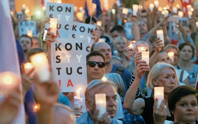 Demonstranten mahnen vor dem Obersten Gericht in Warschau an die Einhaltung der Verfassung. (Bild: Pawel Supernak/EPA (22. Juli 2017))