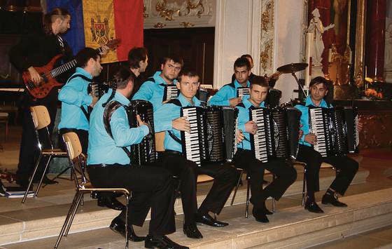 Die Formation Concertino aus Moldawien baute mit dem Einbau von Pausen innerhalb der Stücke immer wieder Spannung auf. (Bild: dru.)