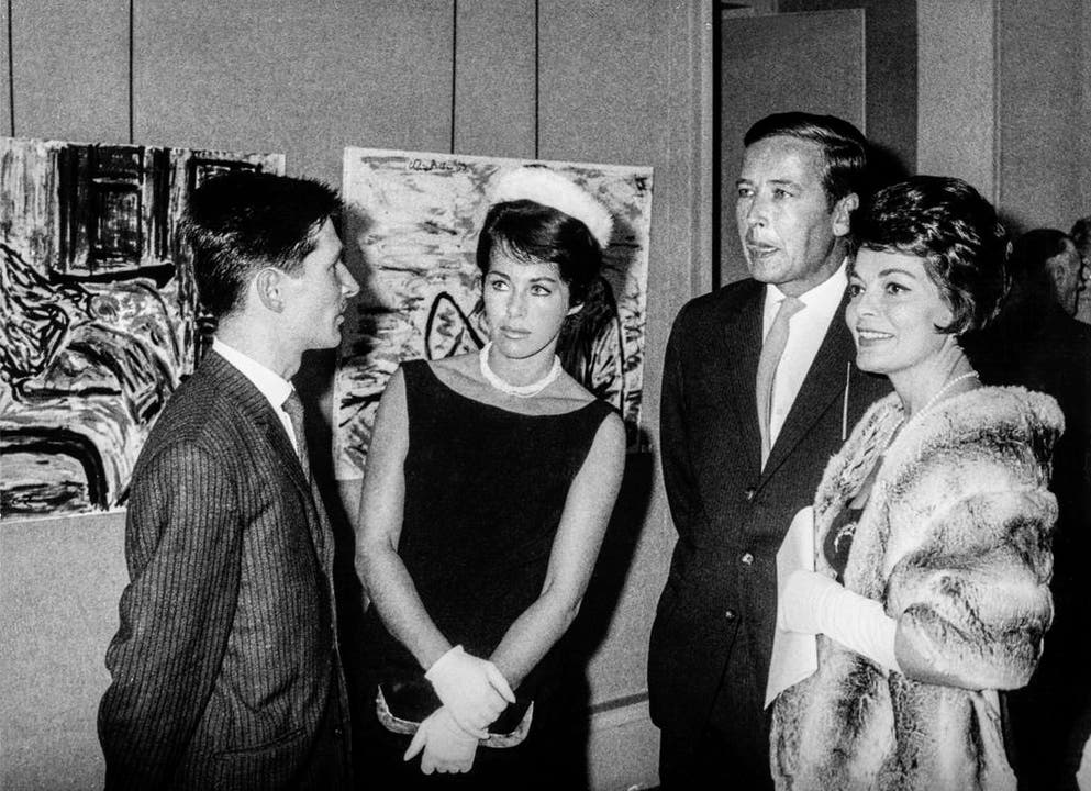 In Neuenburg werden die Werke des 26-jährigen Malers Nino Bellini (links) ausgestellt. An der Vernissage unterhält er sich mit der Schauspielerin Marianne Koch (2.v.l.), ihrem Ehemann Gerhard Freund (3.v.l.) und Lys Assia (rechts). Aufgenommen am 13. Oktober 1962. (Bild: Keystone)