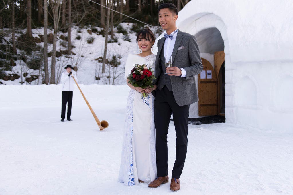 Hochzeitsfoto vor der Eiskapelle, mit Alphornbläser im Hintergrund. (Bild: Keystone)
