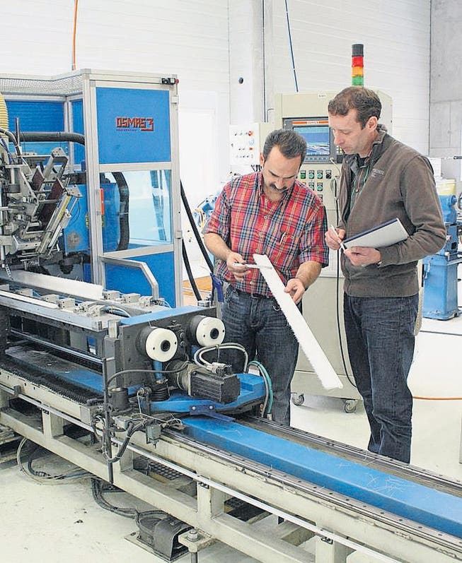 Der Leiter der Stanzerei, Hüseyin Cinceoglu (links), und René Brassel, Geschäftsführer der A+B Bürsten-Technik, stellen auch am neuen Standort höchste Qualitätsansprüche an ihre Produkte. (Bilder: Urs M. Hemm)