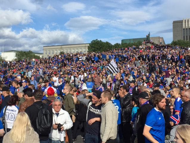 30 Minuten vor Beginn des Viertelfinals gegen Frankreich beim Publick Viewing in Island. (Bild: Marion Loher)