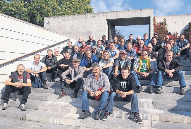 Zum Gruppenbild setzen sich die Männerchörler auf die Treppe des Kunstmuseums in Tallinn. (Bild: pd)