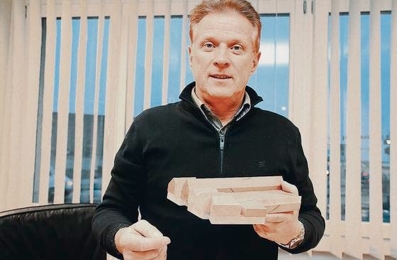 Noch ein Holzmodell: Bruno Buntschu, Geschäftsführer von Tilsiter Switzerland, unterstützt den Bau einer Käserei im ehemaligen Ostpreussen. (Bild: Christof Lampart)