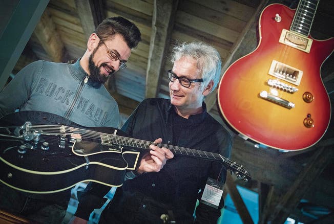 Pat Kasper und Gerry Meier begutachten eine Gitarre in ihrem neuen Musikgeschäft. (Bild: Andrea Stalder)