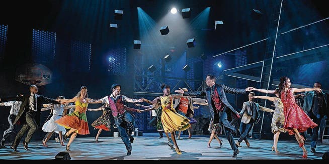 Kraftvoll-farbige Tanzszenen geben der St. Galler «West Side Story» einen unablässigen Fluss von Lebendigkeit und Lebensfreude inmitten einer Welt voll Hass und Gewalt. (Bild: Andreas J. Etter)