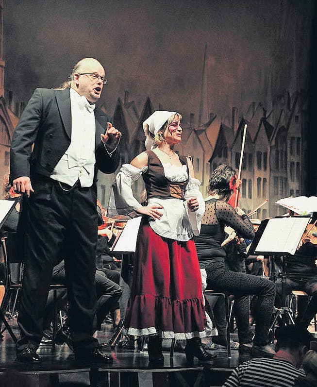 Der Orchesterverein trug am Bürgertrunk mit Nicole Bosshard und Hans Michael Sablotny Ausschnitte aus «Eine Nacht in Venedig» vor. (Bild: Carola Nadler)