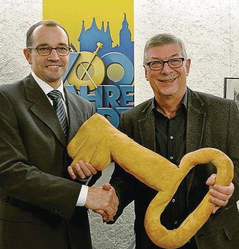 Stadtammann Roger Forrer überreicht den symbolischen Schlüssel fürs Jubiläumsjahr «700 Jahre Steckborn» an OK-Chef Kurt Krucker. (Bild: Margrith Pfister-Kübler)