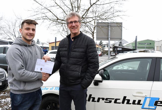 Fahrlehrer Ruedi Widmer gratuliert seinem Schüler Ramon Büchler zur bestandenen Autofahrprüfung. (Bild: Yvonne Aldrovandi-Schläpfer)
