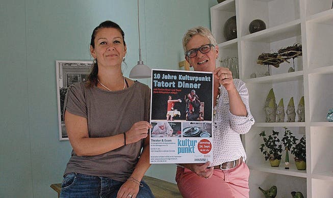 Barbara Scherrer und Judith Schuler mit dem «Tatort Dinner»-Plakat. Bild: Julia Mikeladze