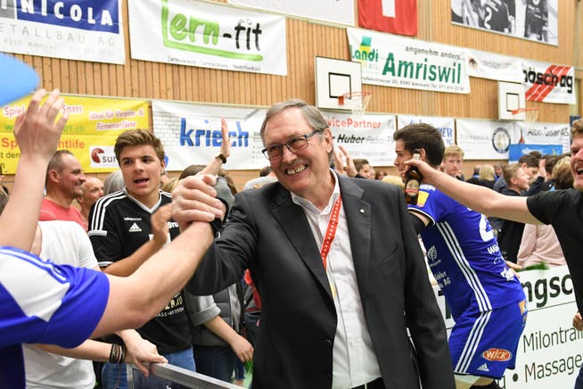 Präsident Peter Kummer feierte am 23. April zusammen mit der Volleyball-Elite aus Amriswil den Meistertitel. (Bild: Rita Kohn)