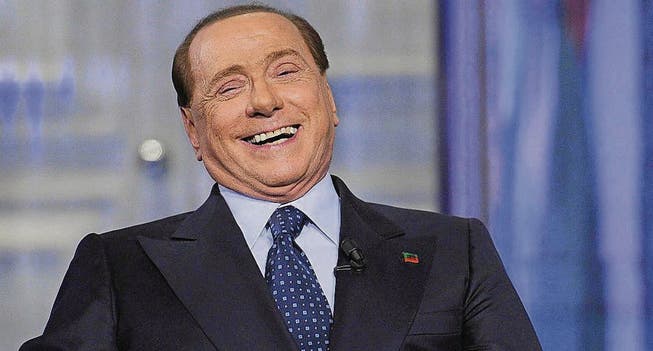 Silvio Berlusconi lacht während eines Fernsehauftritts &ndash; später dürfte es ihm im Ort Segrate vergangen sein. (Bild: epa/Giorgio Onorati)