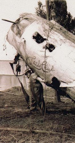 Der «Bomber-Schaffner»» posiert mit einer B-17, die er zuvor aus dem Greifensee gefischt hat. (Bilder: www.warbird.ch)