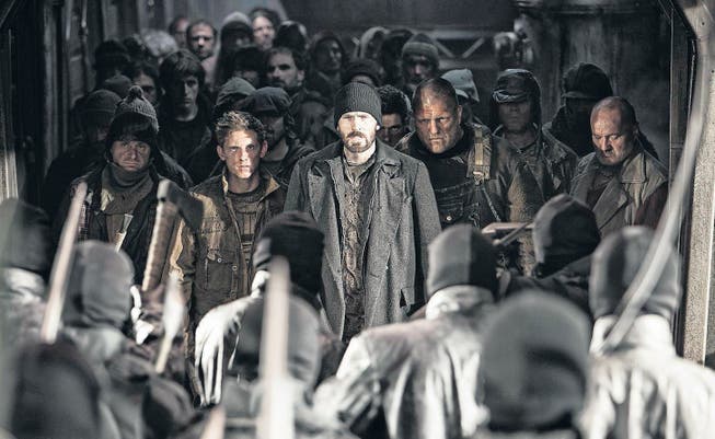 Aufstand im «Snowpiercer»: Curtis (Chris Evans, Bildmitte) führt die gewaltsame Revolte gegen die Zug-Hierarchie an. (Bild: Ascot Elite)