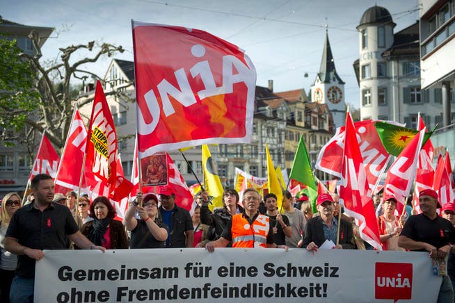 Rund 500 Menschen gingen in St.Gallen am Tag der Arbeit auf die Strasse. (Bild: Ralph Ribi)