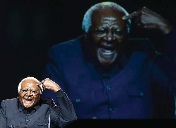 Alt Bischof Desmond Tutu kritisiert den Affront der Südafrikanischen Regierung gegen den Dalai Lama. (Bild: epa/Felipe Trueba)