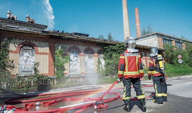 Das Kommando hat jetzt ein anderer: Die Horner Feuerwehr bei Löscharbeiten auf dem Raduner-Areal. (Bild: Urs Bucher (Horn, 3. August 2015))