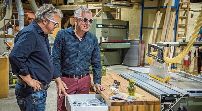 «Nachwuchsschreiner» Röbi Koller fachsimpelt mit Firmenchef Richard Eugster und setzt sich für den besseren Durchblick auch eine original Thurgauer Schreiner-Macher-Brille auf. (Bild: Reto Martin)