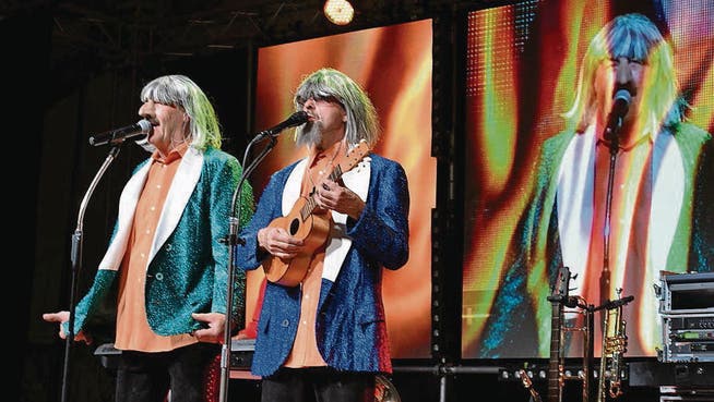Gastgeber Sepp Silberberger und Franz Pischler parodieren am Alpenland-Musikfestival die Amigos. (Bild: Monika Wick)