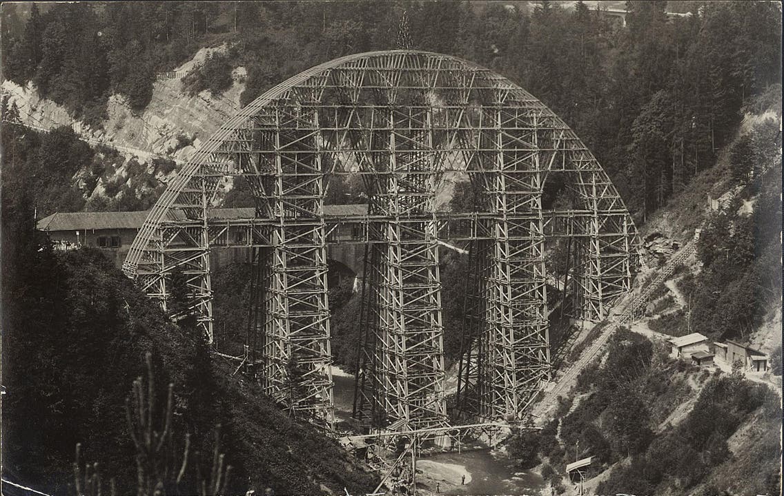 Die alte und die neue (in Bau) Hundwilertobelbrücke, zwischen 1923 und 1925. (Bild: Unbekannt)