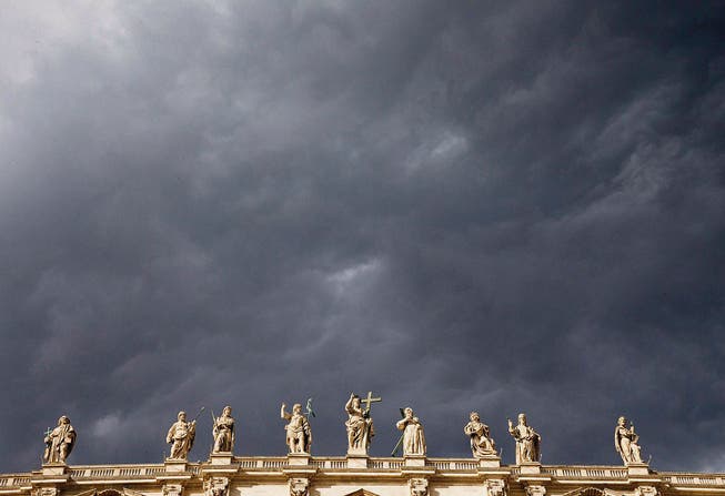 Dunkle Wolken über dem Vatikan: Ein neues Buch zeichnet das Bild eines ausser Kontrolle geratenen Kirchenstaates. (Bild: ap/Andrew Medichini)