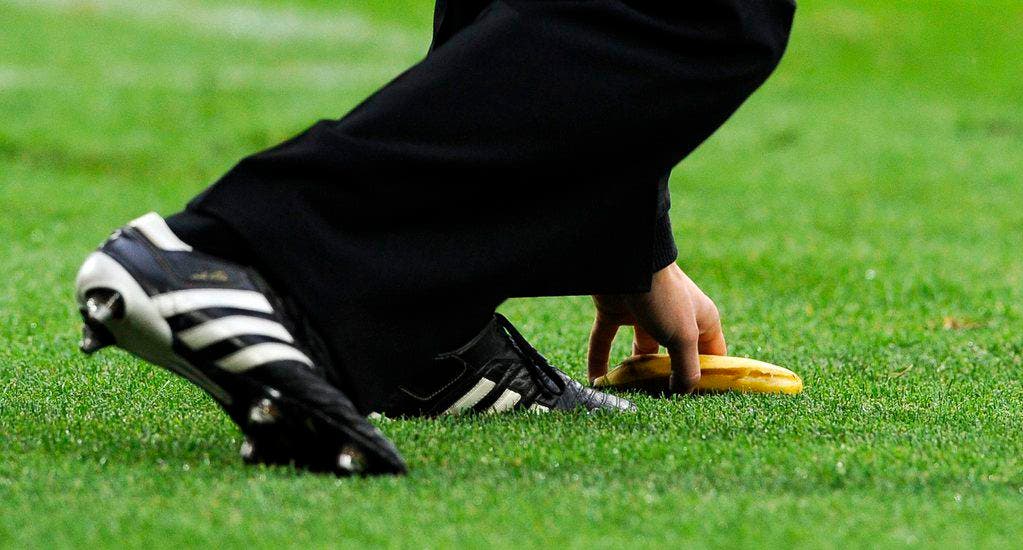 Bananenwürfe gegen schwarze Spieler waren früher auch in der Schweiz an der Tagesordnung. Hier entfernt ein Ordner an der EM 2012 eine Banane vom Rasen, die ein kroatischer Fan geworfen hat, als Italiens Mario Balotelli ausgewechselt worden ist. (Bild: Keystone)