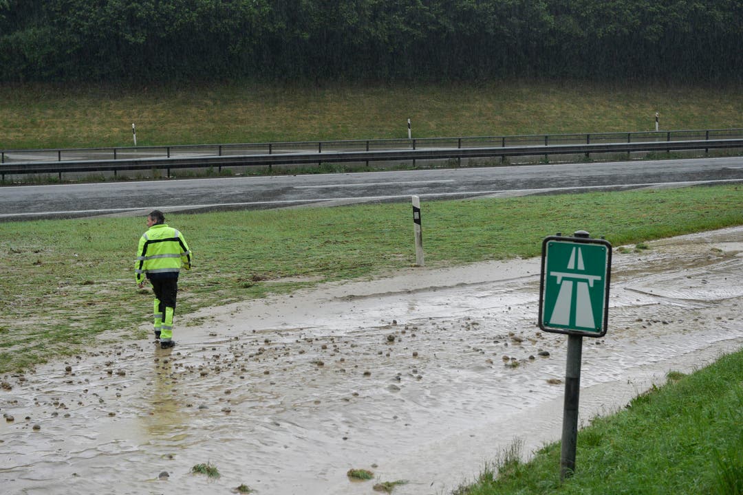 Überschwemmung auf der Autobahn A1 in Wil (Bild: Ralph Ribi)