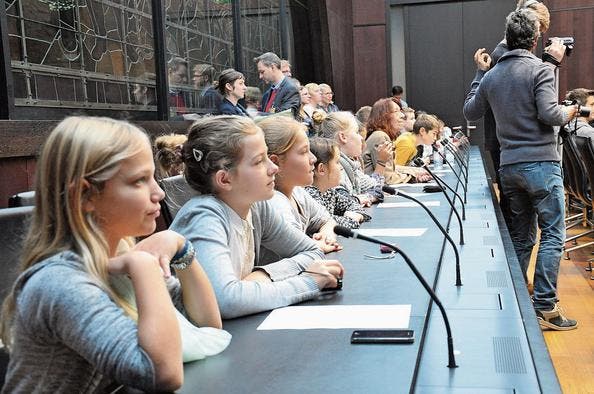 Wie die Grossen: Die Schüler sitzen dort, wo normalerweise Politiker diskutieren. (Bild: Lisa Wickart)