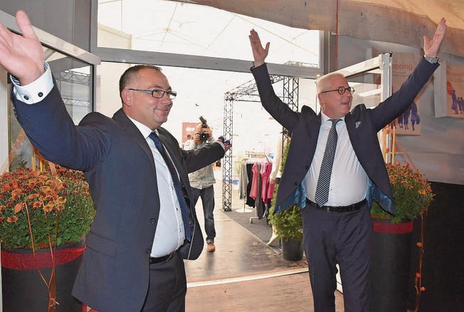 Freude herrscht &ndash; die Hema ist eröffnet: Aldo Carrera, Präsident des Gewerbevereins Herisau, und Gemeindepräsident Renzo Andreani. (Bild: mc)