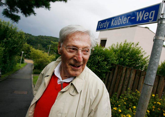 Im Jahr 2007 durfte sich Ferdy Kübler in Adliswil über einen nach ihm benannten Gehweg freuen. Nun ist Kübler im Alter von 97 Jahren gestorben. (Bild: STEFFEN SCHMIDT (KEYSTONE))
