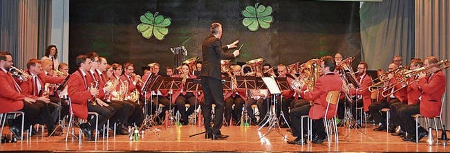 Die Brass Band Musikgesellschaft Hörhausen in Aktion &ndash; und für einmal unter der Leitung von Dirigent Andreas Koller. (Bild: Margrith Pfister-Kübler)