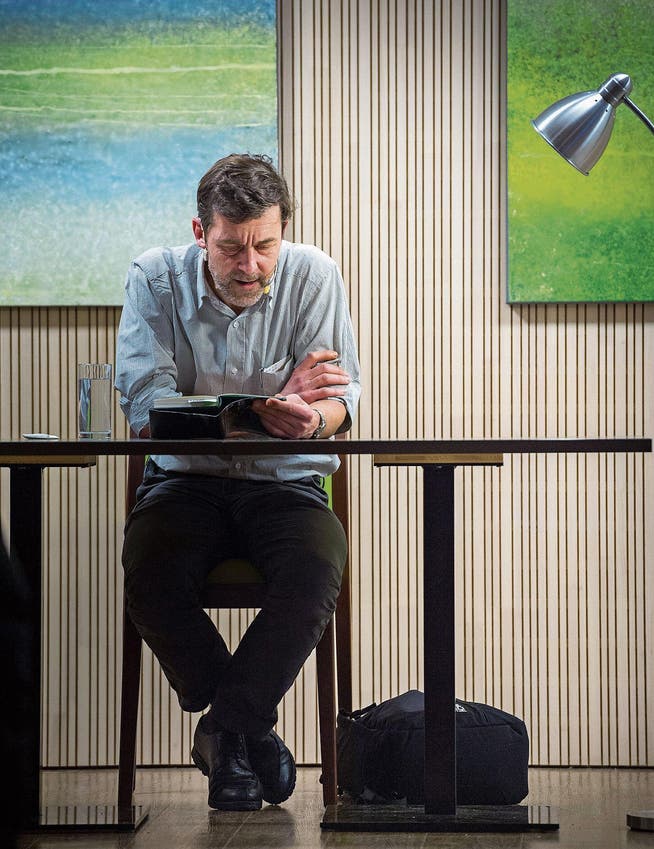 Peter Stamm liest aus seinem Roman «Weit über das Land» in der Casa Sunnwies in Islikon. (Bild: Andrea Stalder)