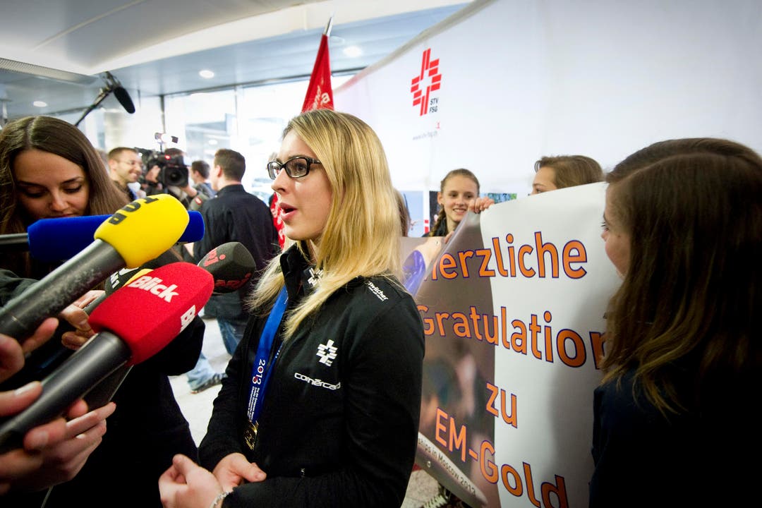 Erst nach einem einstündigen Interview-Marathon konnte Giulia Steingruber ihre Familie und Freunde begrüssen. (Bild: Urs Bucher)