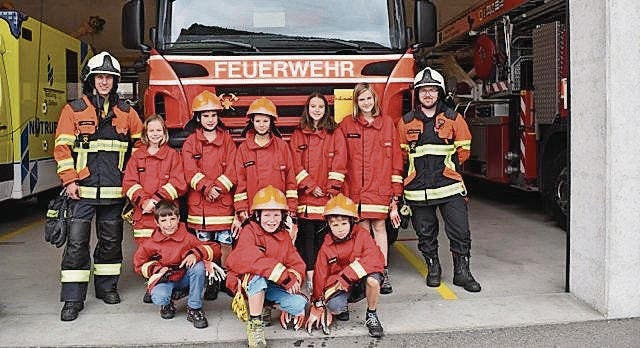 Fachmännisch wurden die Kinder der Jugi bei der Feuerwehr betreut. (Bild: pd)