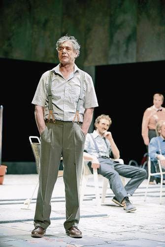 Im Kreise seiner Lieben: David Steck als Handlungsreisender Willy Loman am Theater St. Gallen. (Bild: Tine Edel/Theater St. Gallen)