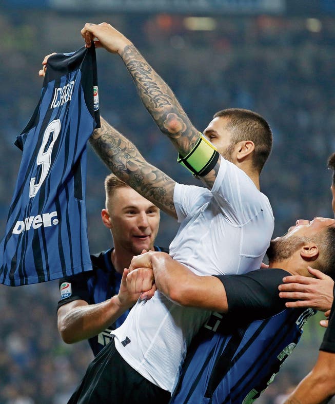 Die Teamkollegen lassen Inters dreifachen Torschützen Mauro Icardi nach dem 3:2-Erfolg gegen Milan hochleben. (Bild: Antonio Calanni/AP)