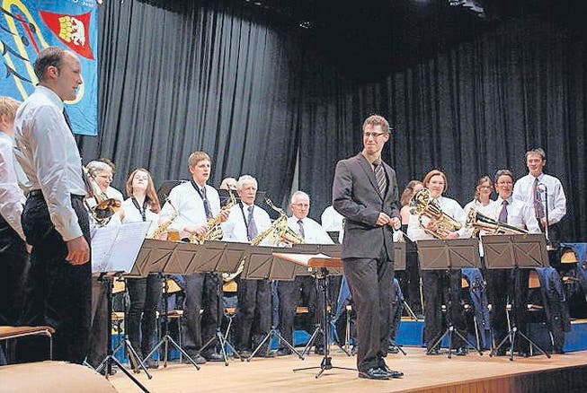 Jan Mutschlechner dirigiert die Musikgesellschaft Wuppenau. (Bild: Christoph Heer)