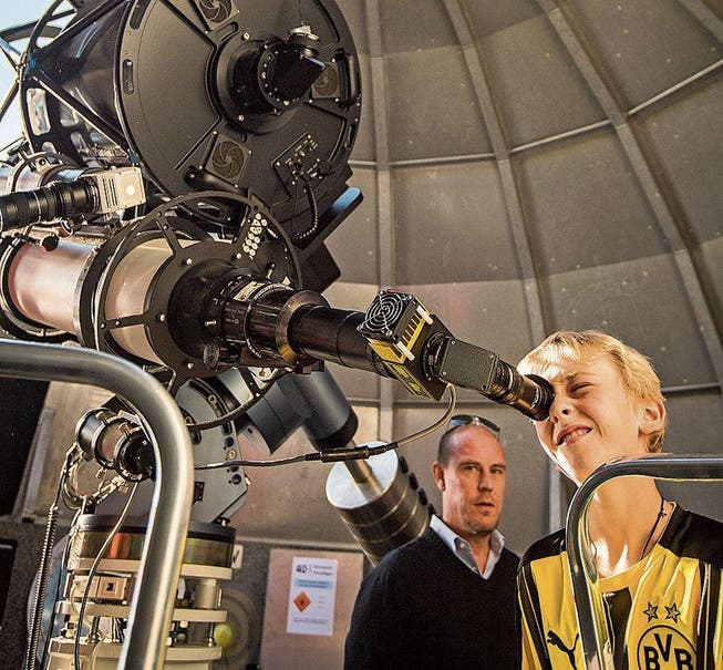 Ein junger Besucher blickt durchs Teleskop. (Bild: Reto Martin (23.10.2016))