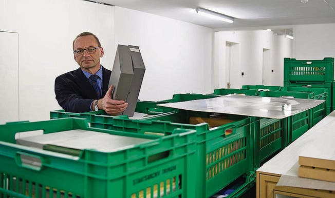 Staatsarchivar André Salathé sichtet die Kisten, die den Nachlass von Roland Kuhn enthalten. (Bild: Stefan Beusch)