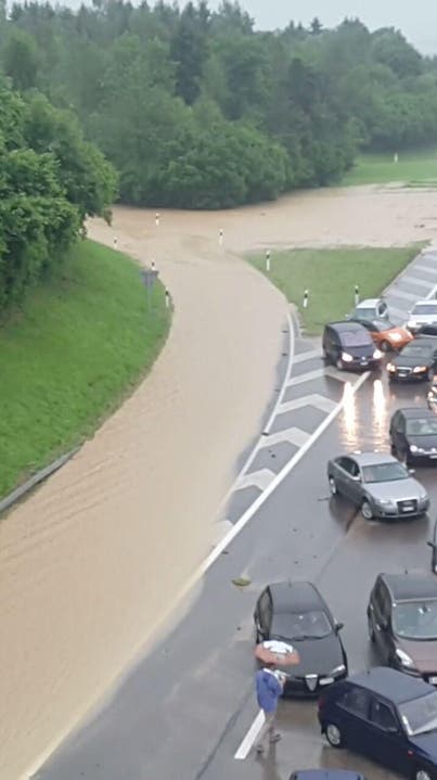 Die überflutete Autobahneinfahrt. (Bild: Jonas Dudle/Leserbild)