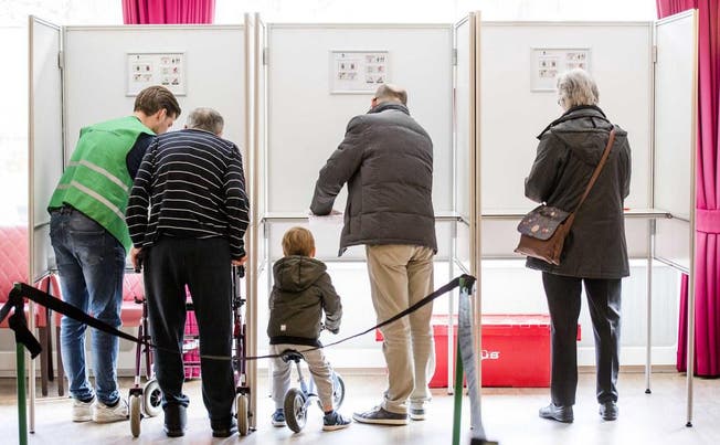Gut vierzig Prozent aller Niederländer wussten gemäss Umfragen zwei Tage vor der Wahl noch nicht, für wen sie einlegen werden. (Symbolbild) (Bild: MARCO DE SWART (EPA ANP))