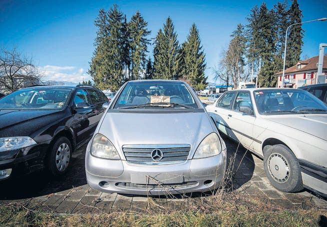 Der graue Mercedes-Benz A 140 steht seit dem 7. Juni 2012 beim Zollamt Diepoldsau. (Bild: Urs Bucher)