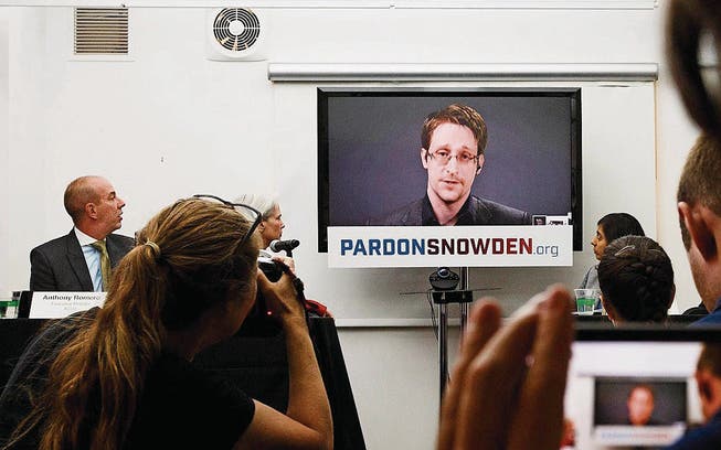 epa05539442 Edward Snowden, seen via satellite from Moscow, Russia, speaks during a press conference about a new campaign to persuade US President Barack Obama to pardon him for violating the United States' Espionage Act in 2013 by leaking classified documents in New York, New York, USA, 14 September 2016. The campaign, which is being launched by several human rights organizations including the American Civil Liberties Union, Human Rights Watch, and Amnesty International. EPA/JUSTIN LANE (Bild: JUSTIN LANE (EPA))