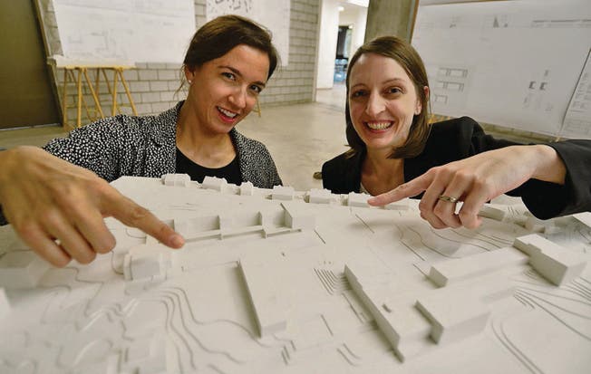 Sabine Hutter und Mirjam Zoller beim Modell des Campus Stacherholz: Mit dem Zwischentrakt im Vordergrund, dahinter rechts der geplante Anbau. (Bilder: Max Eichenberger)