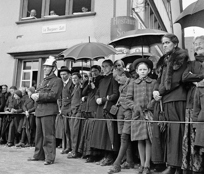 Frauen und Kinder (und ein paar Männer) beobachten den Verlauf der Innerrhoder Landsgemeinde. (Bild: Keystone (Appenzell, 27. April 1941))